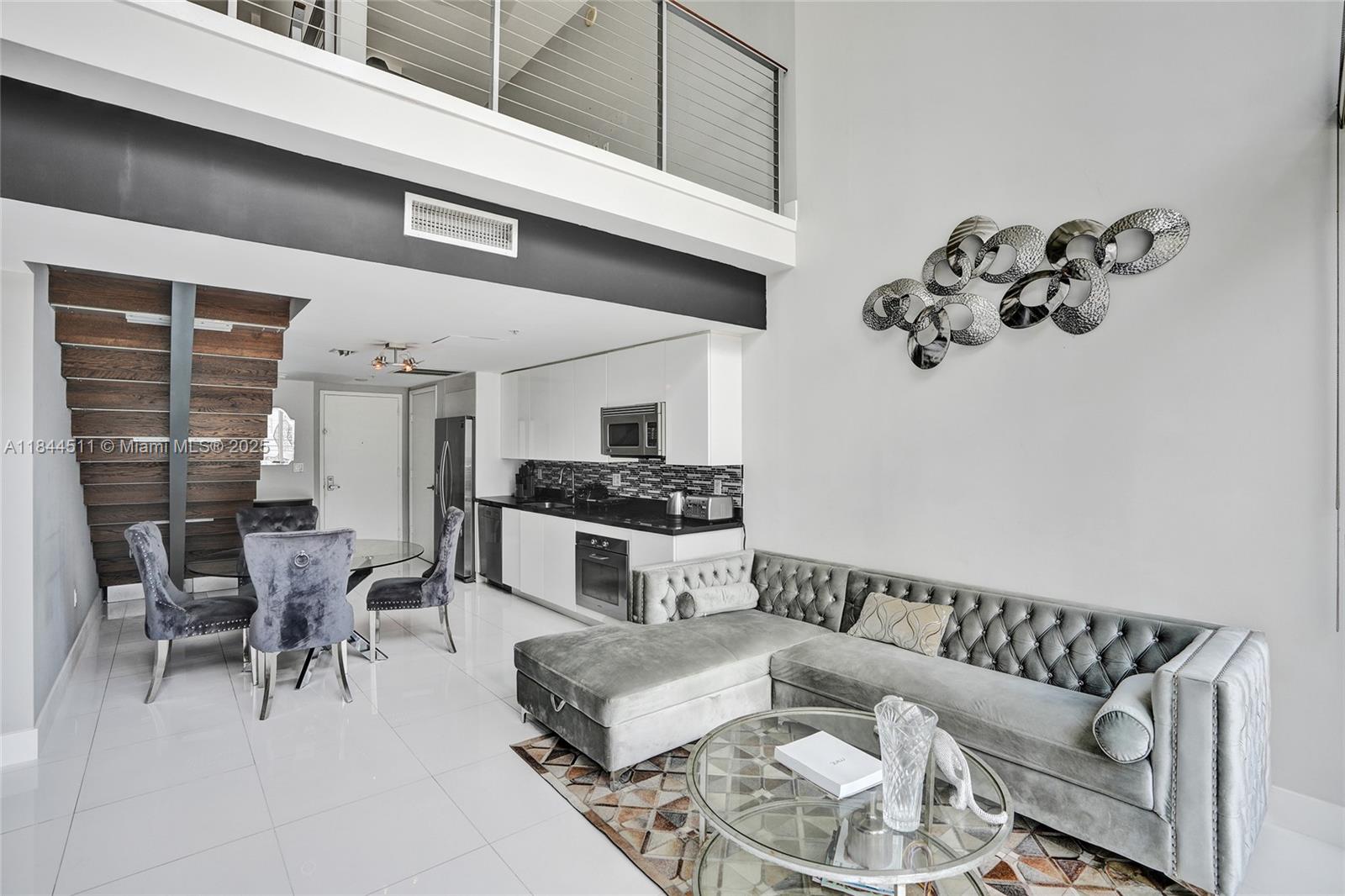 92 SW 3rd St #905, Miami FL 33130