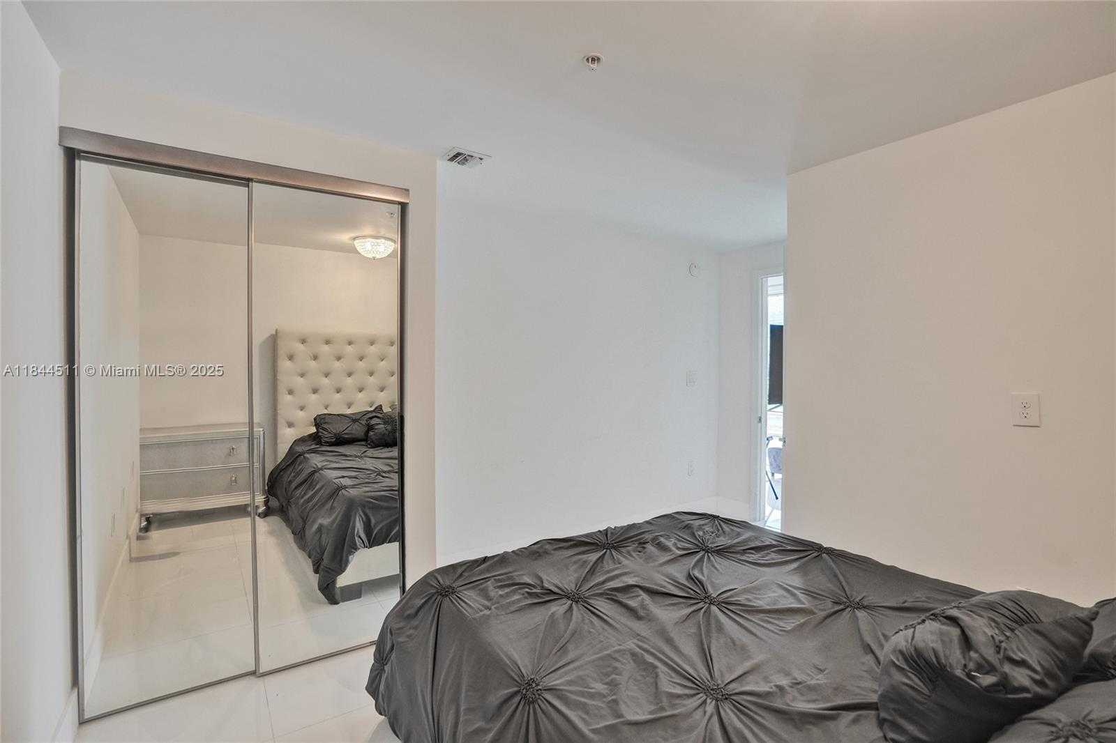 92 SW 3rd St #905, Miami FL 33130