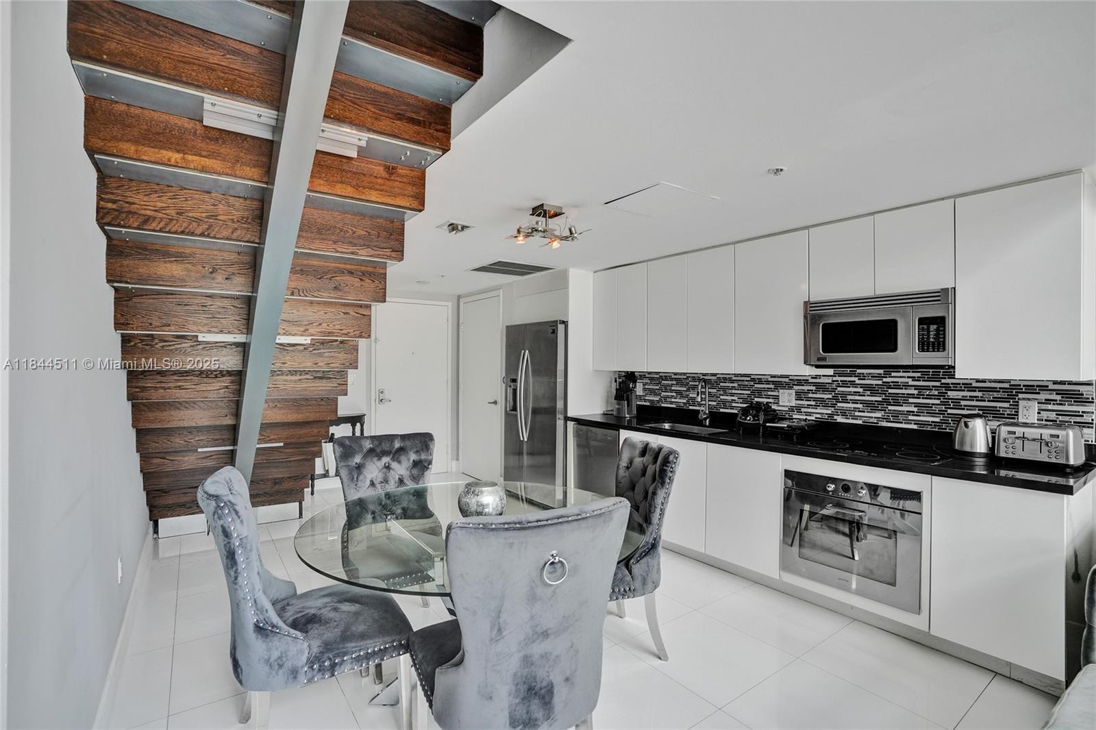 92 SW 3rd St #905, Miami FL 33130