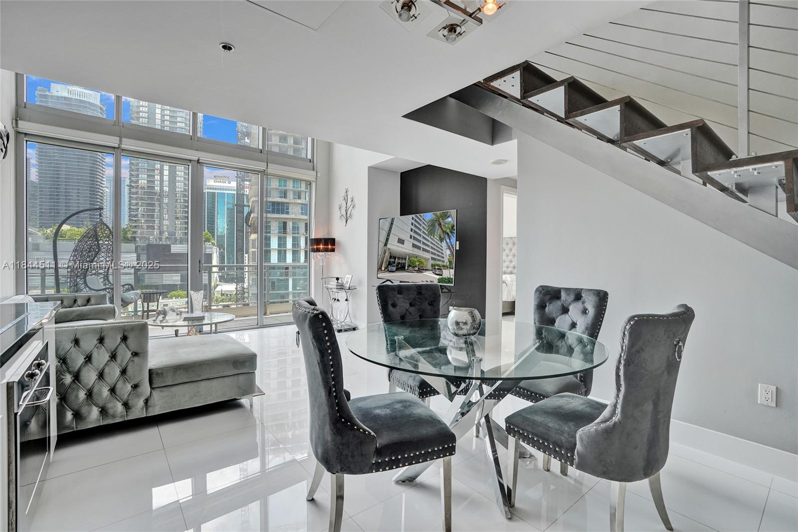 92 SW 3rd St #905, Miami FL 33130