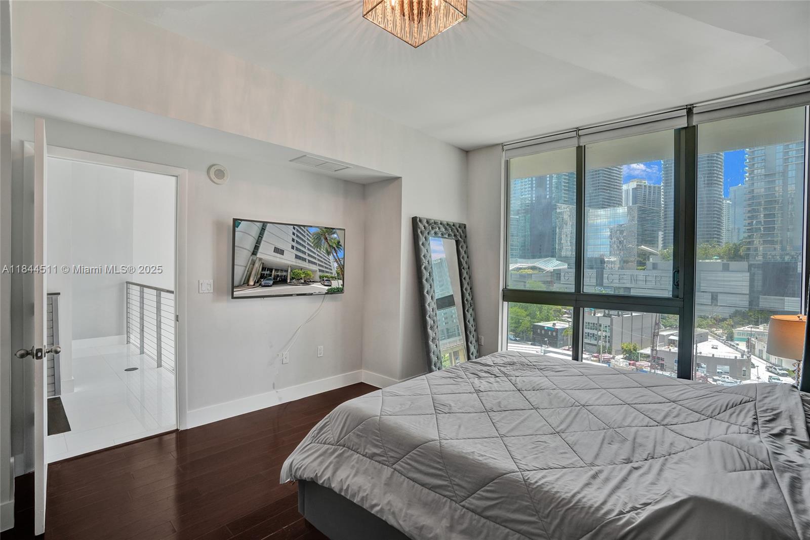 92 SW 3rd St #905, Miami FL 33130