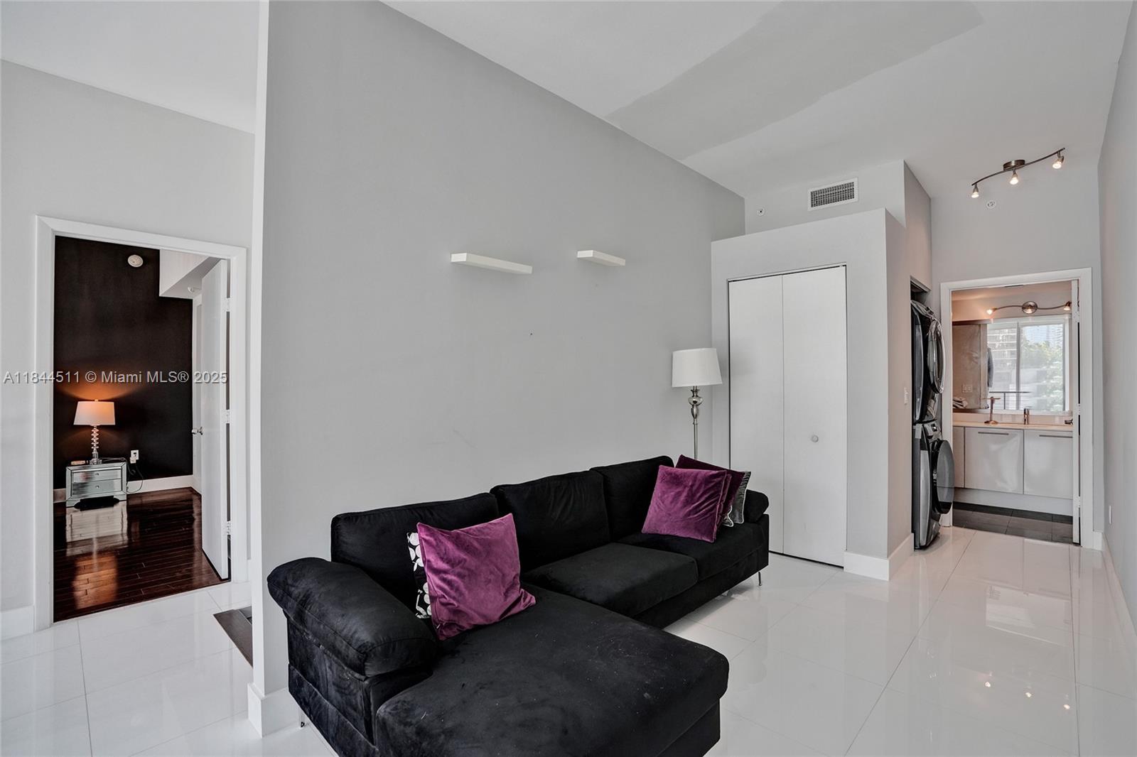 92 SW 3rd St #905, Miami FL 33130