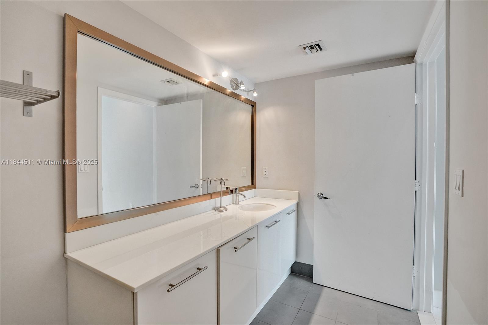 92 SW 3rd St #905, Miami FL 33130