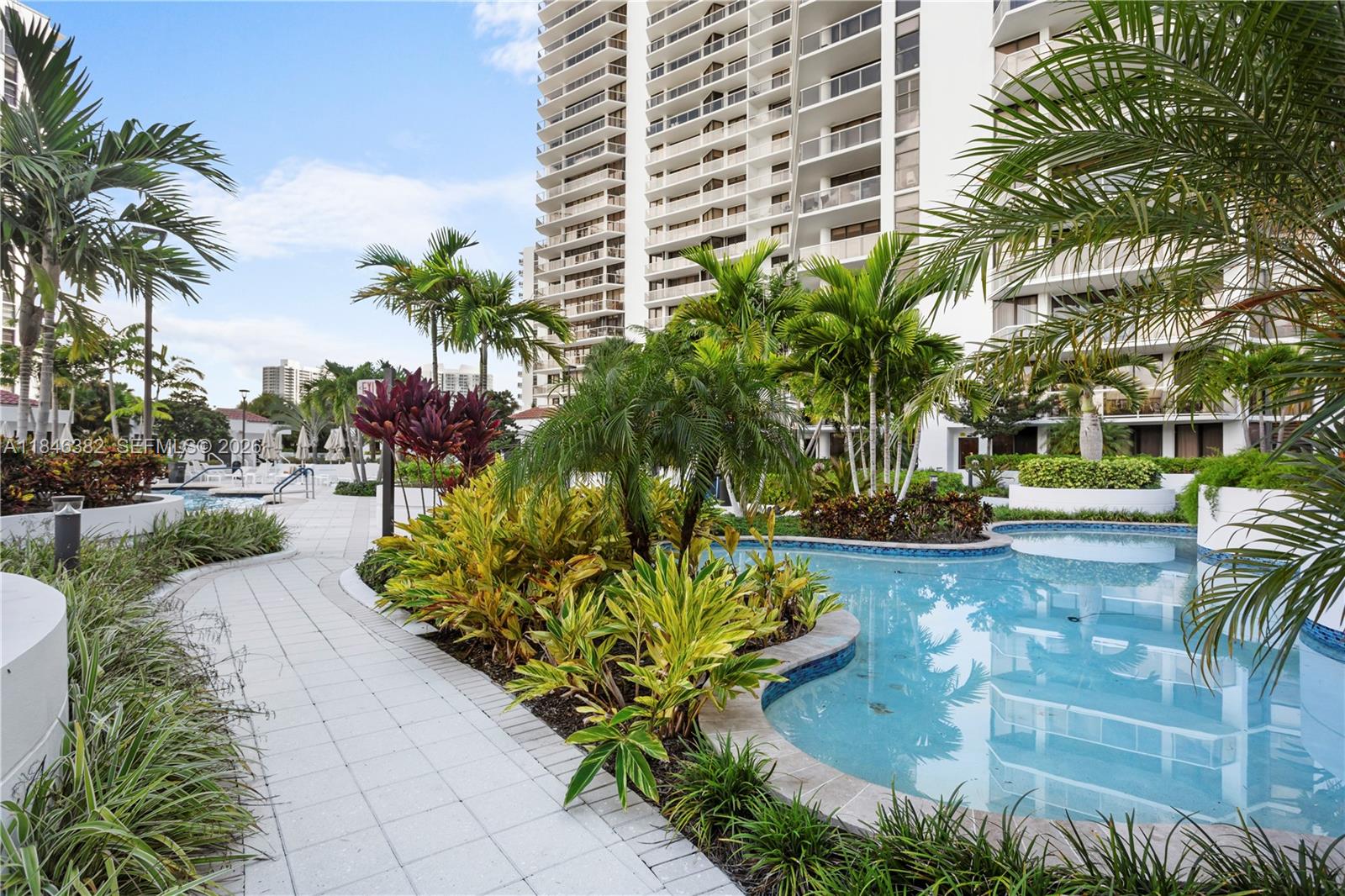 20281 E Country Club Dr #207, Aventura FL 33180