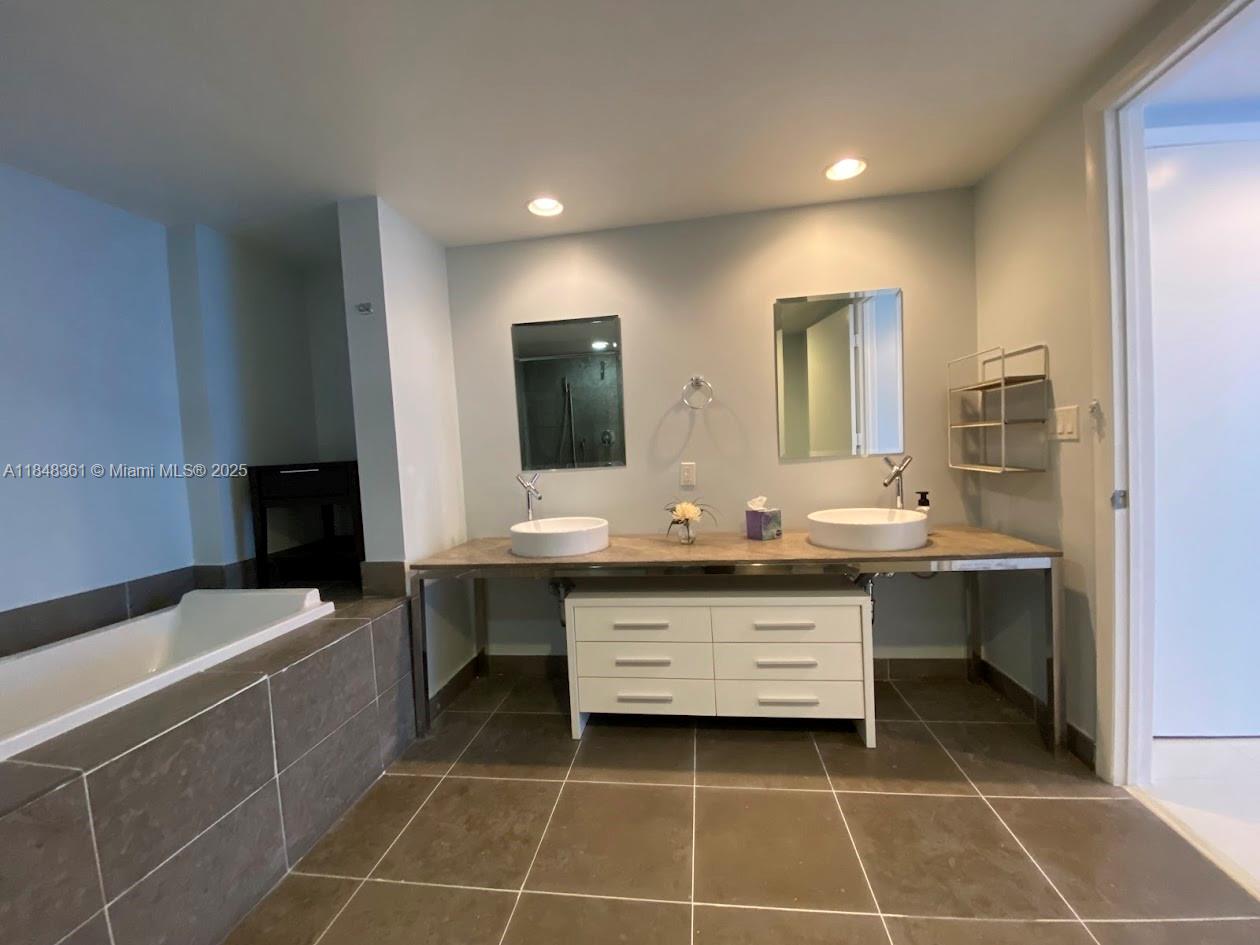 475 Brickell Ave #4409, Miami FL 33131