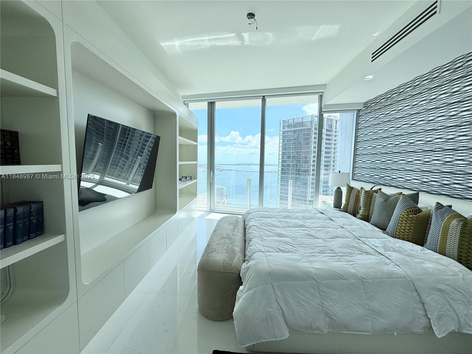 300 Biscayne Blvd Way #4705W, Miami FL 33131