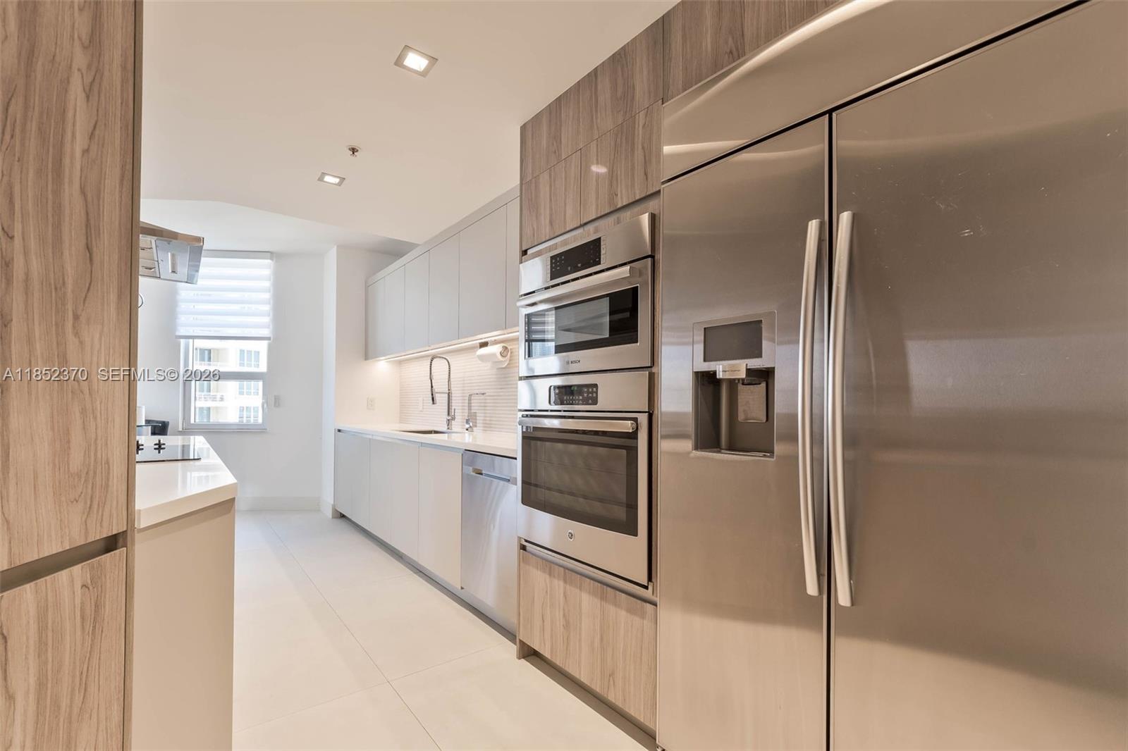 848 Brickell Key Dr #1906, Miami FL 33131