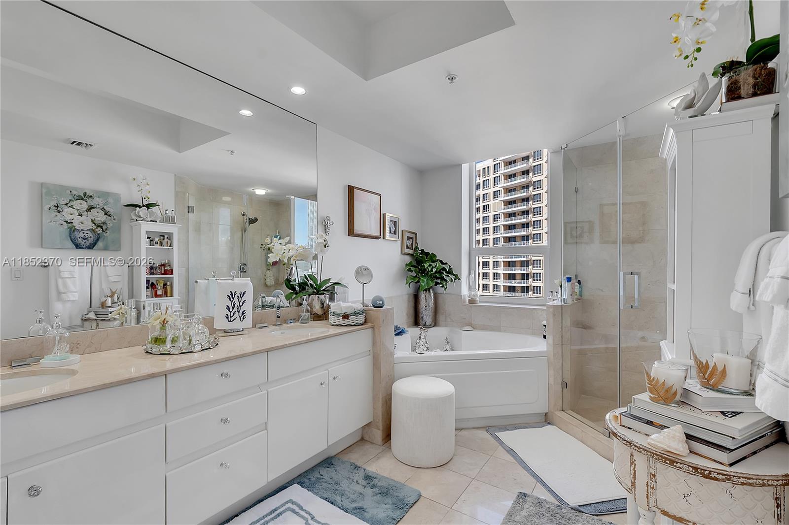 848 Brickell Key Dr #1906, Miami FL 33131