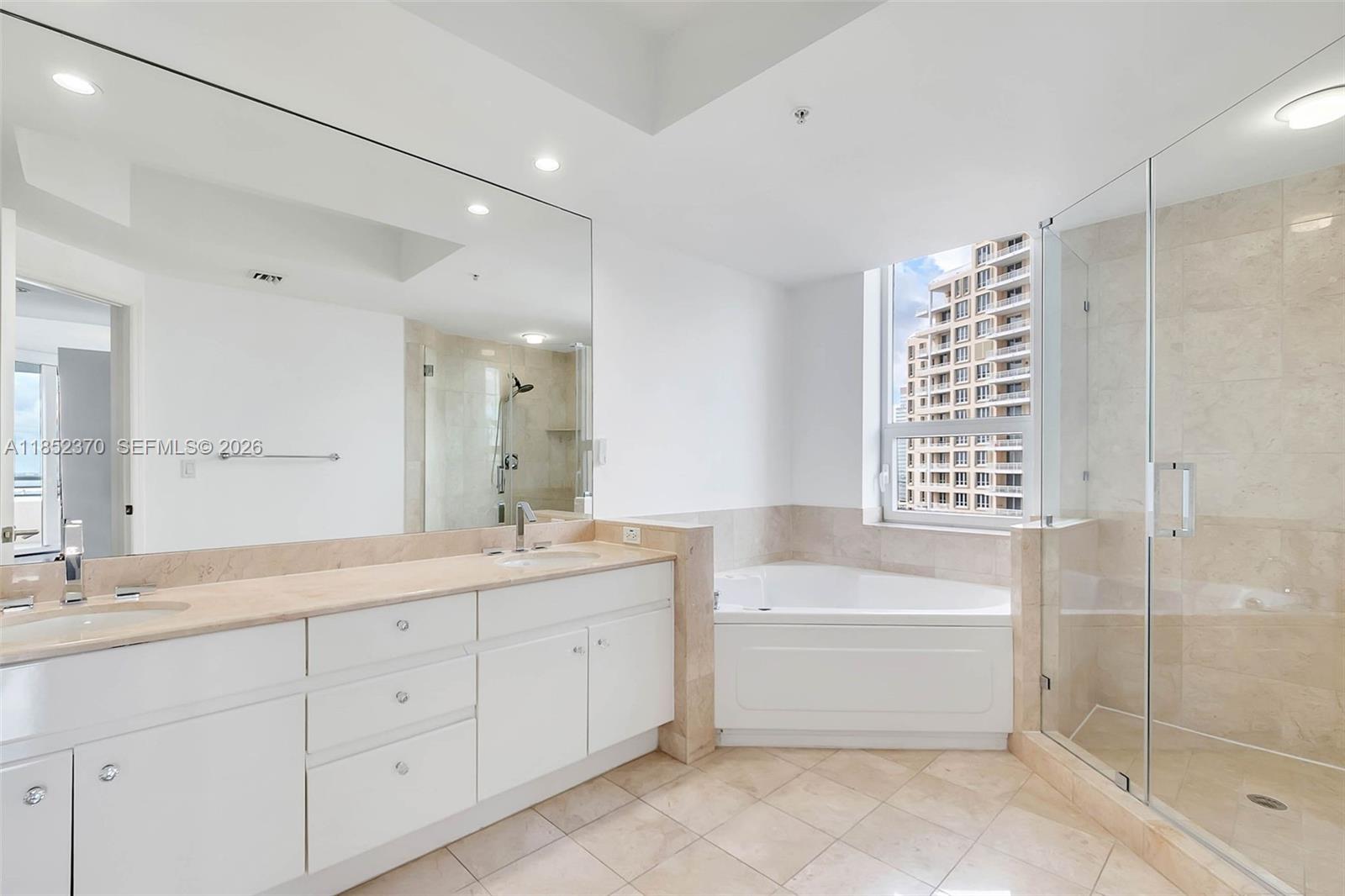 848 Brickell Key Dr #1906, Miami FL 33131