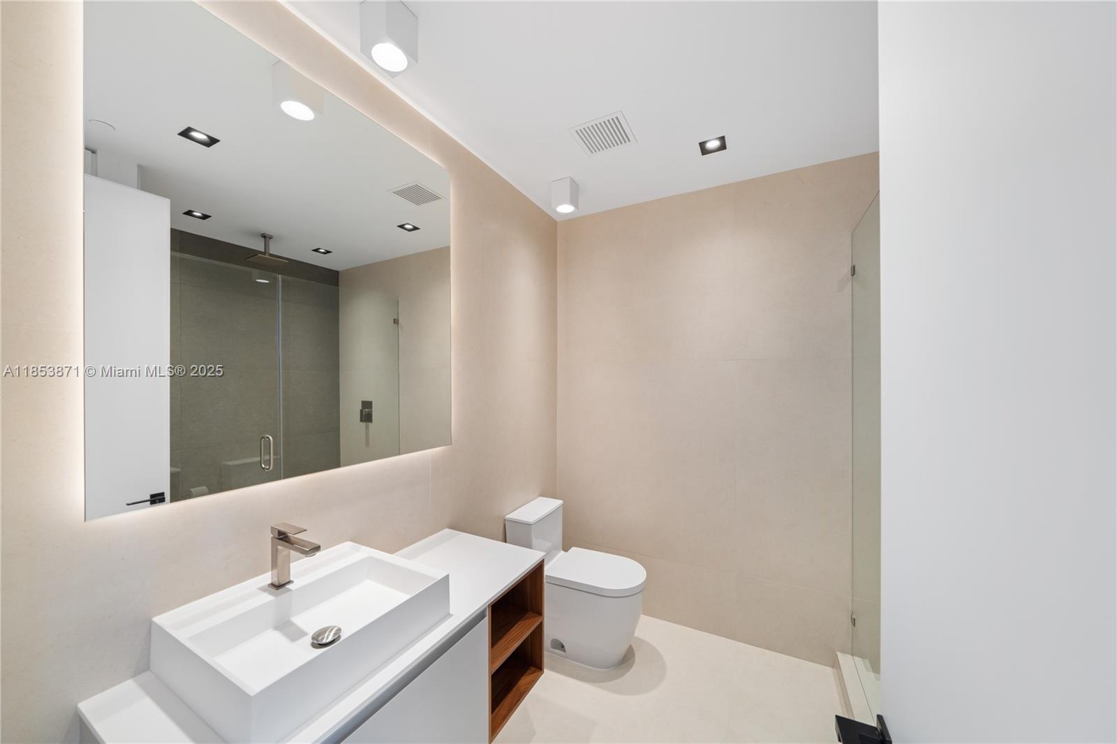 1300 Brickell Bay Dr #4401, Miami FL 33131