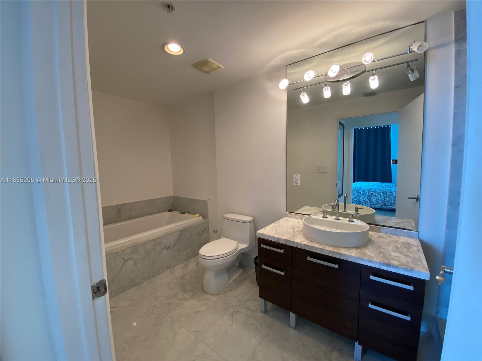 253 NE 2nd St #3306, Miami FL 33132