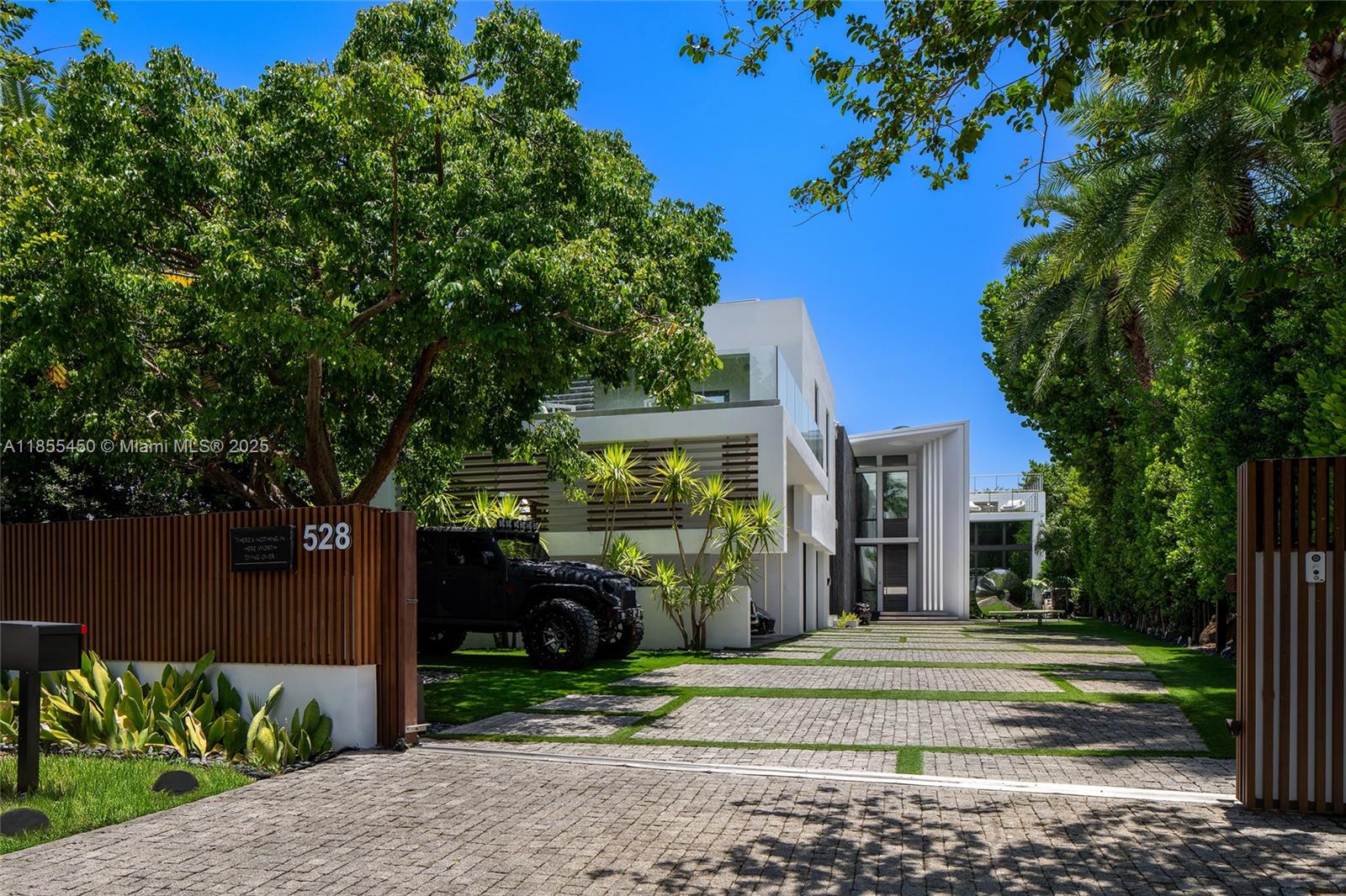 528 Lakeview Ct, Miami Beach FL 33140