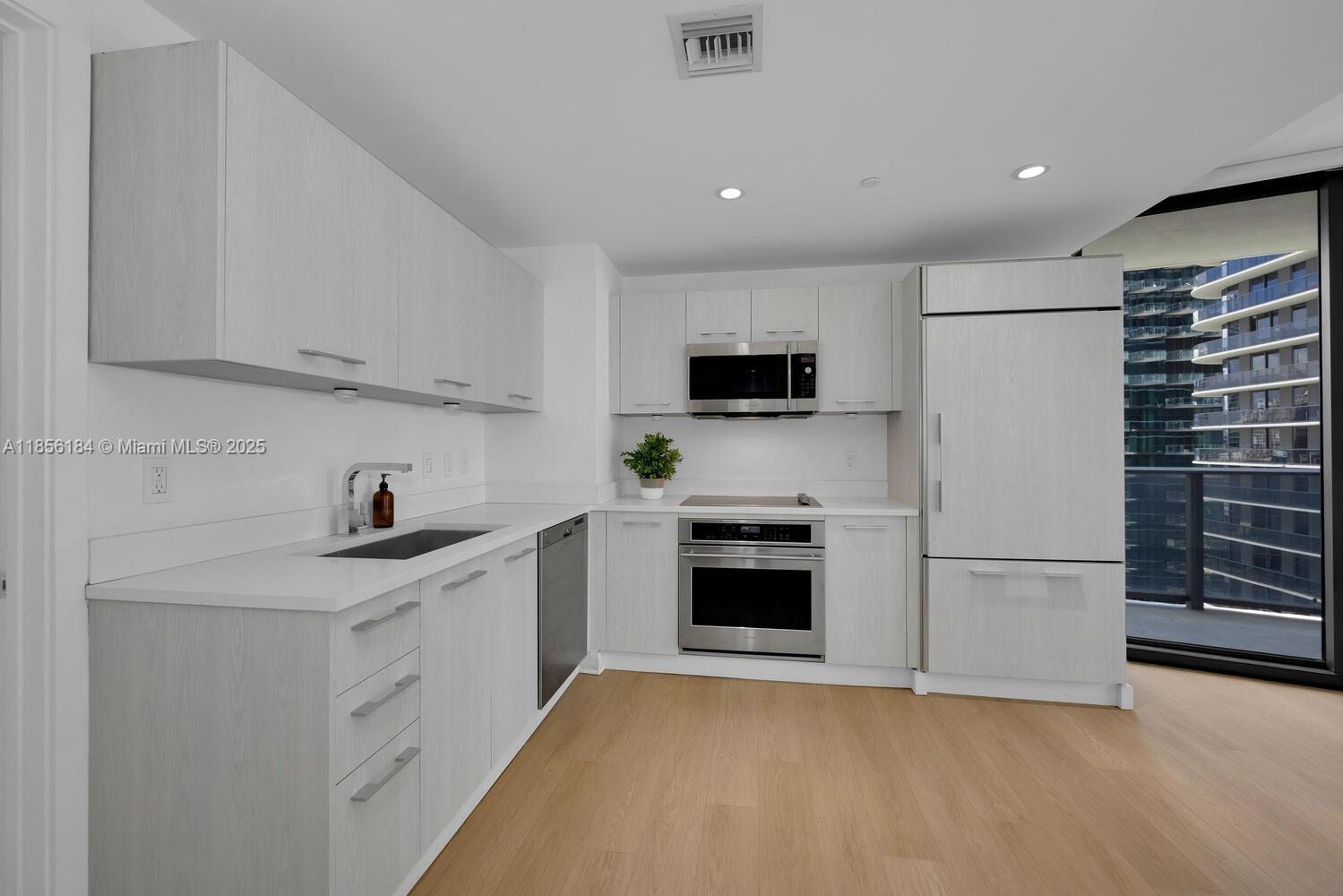 45 SW 9th St #2101, Miami FL 33130