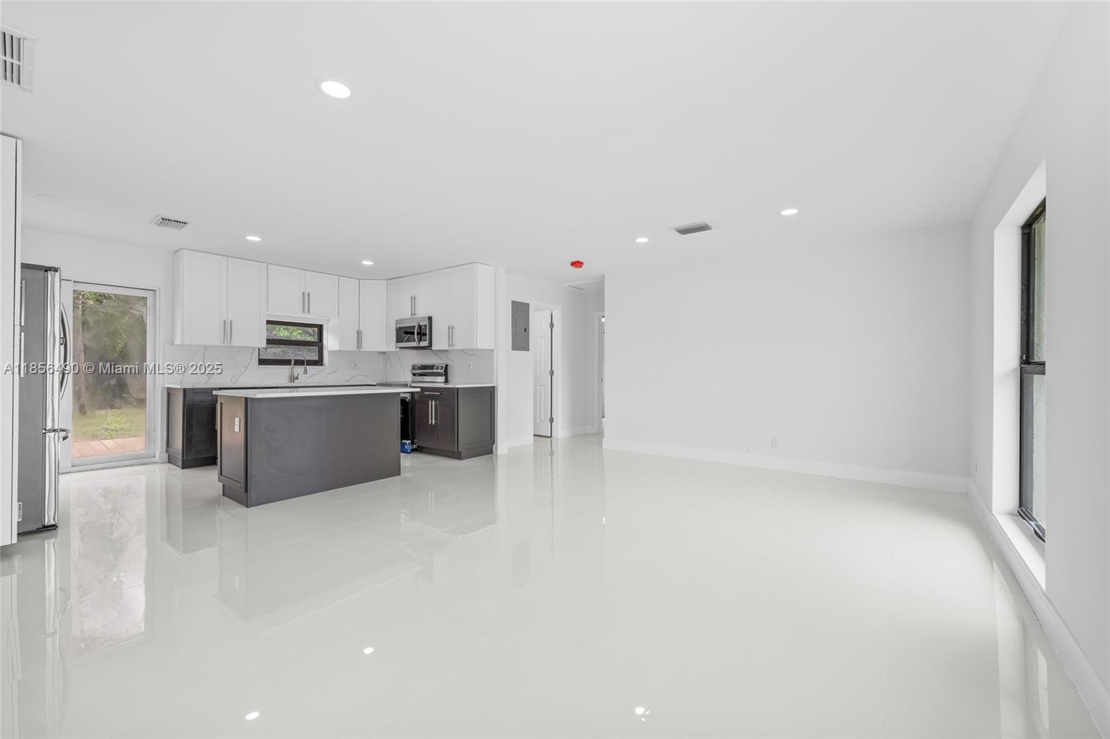 949 SE 5th St, Deerfield Beach FL 33441