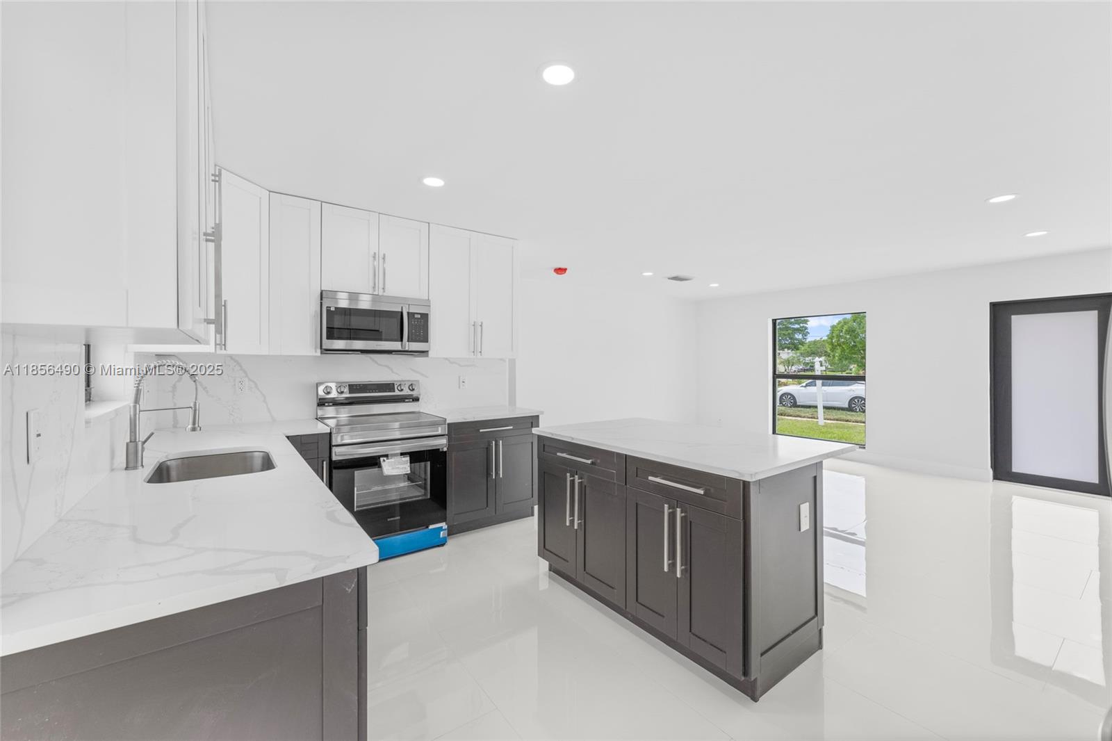 949 SE 5th St, Deerfield Beach FL 33441