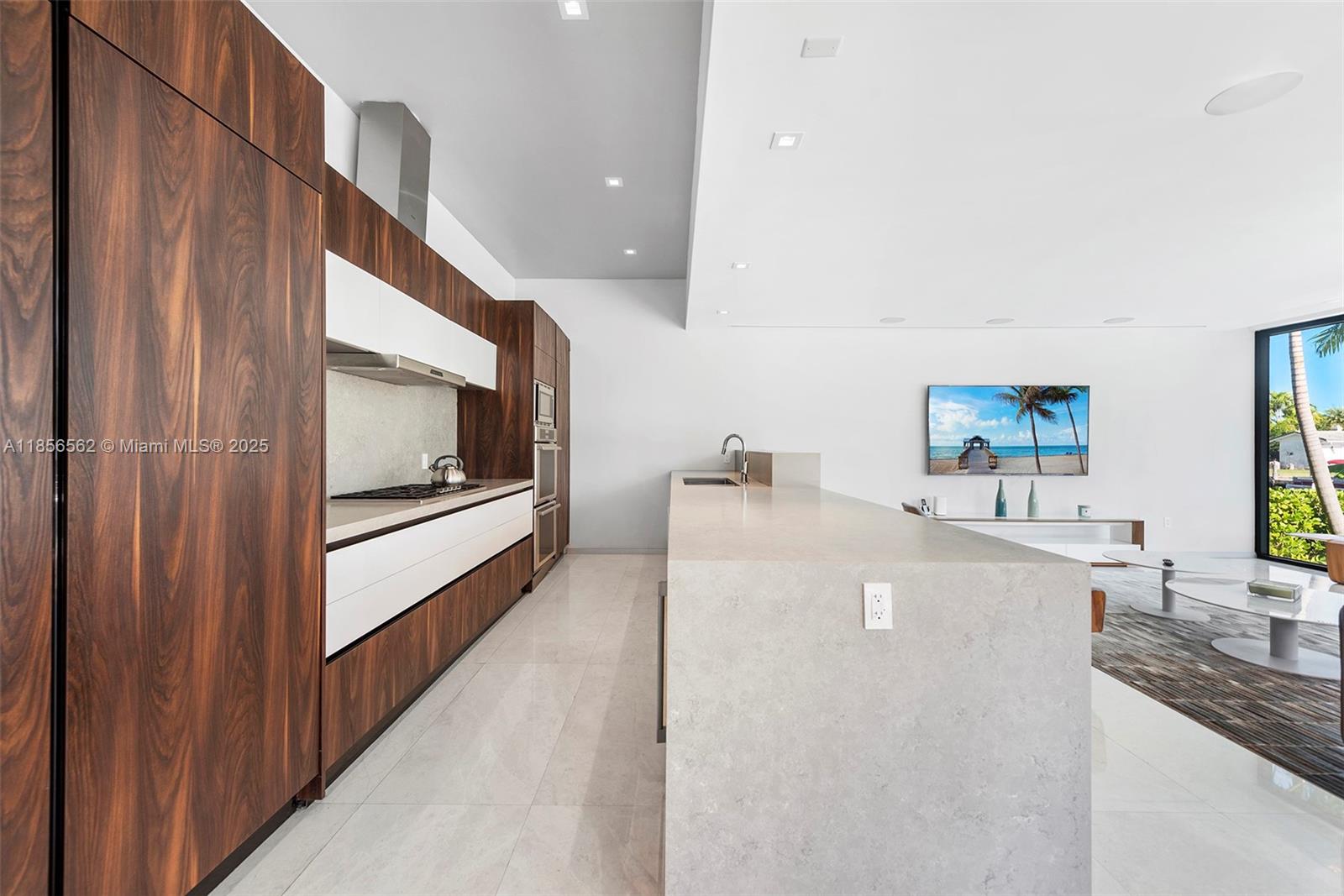 418 Sunset Dr, Hallandale Beach FL 33009