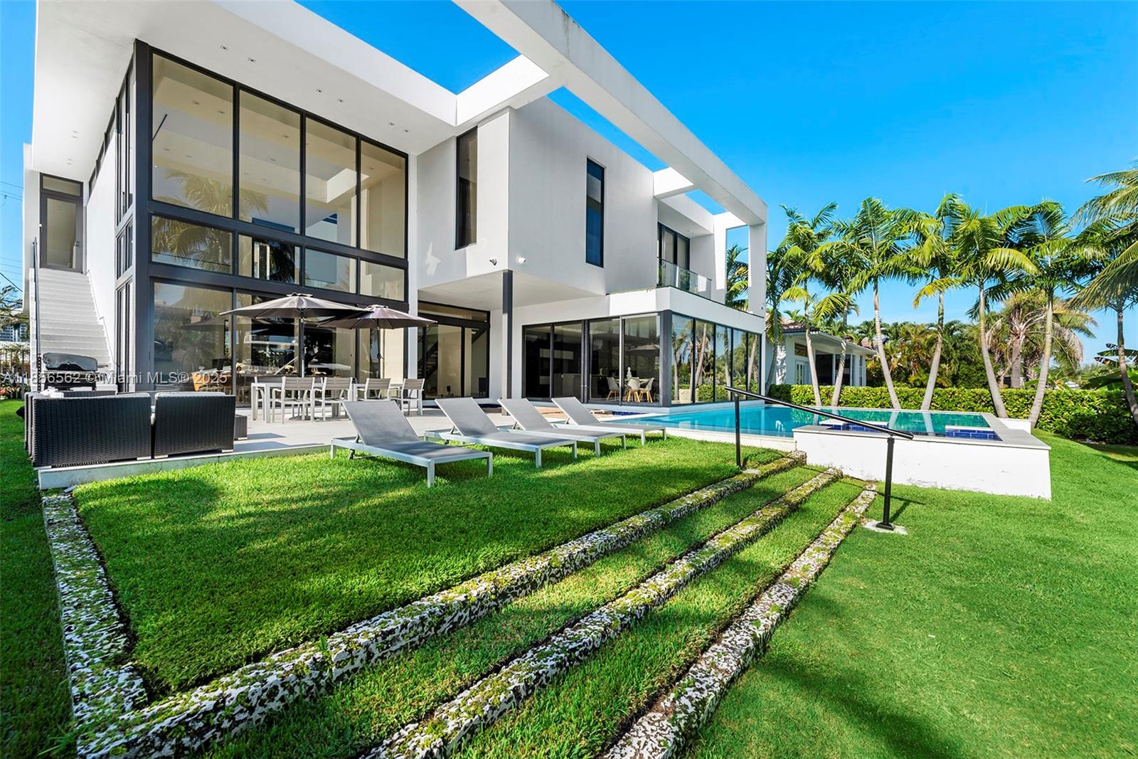 418 Sunset Dr, Hallandale Beach FL 33009