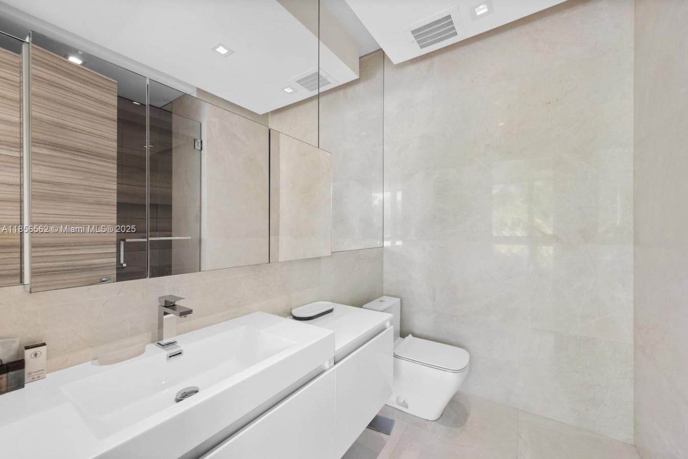 418 Sunset Dr, Hallandale Beach FL 33009