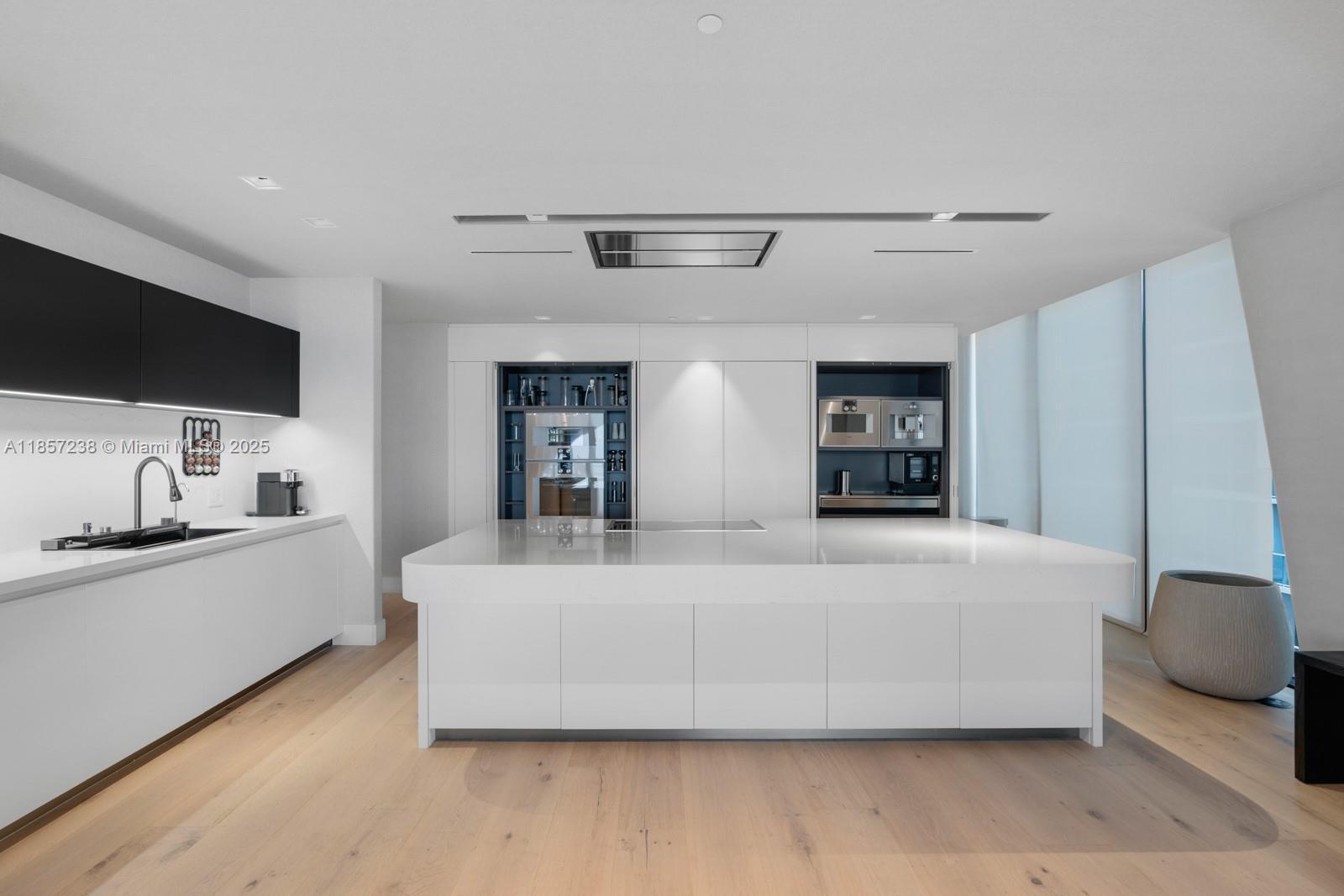 1000 Biscayne Blvd #2402, Miami FL 33132