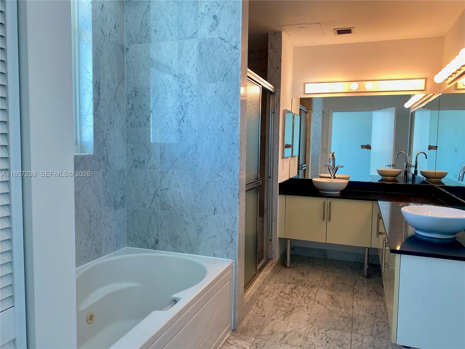 31 SE 5th St #3912, Miami FL 33131