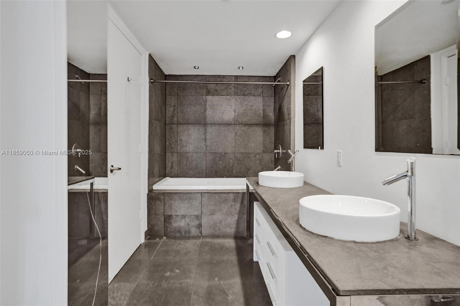 475 Brickell Ave #1714, Miami FL 33131