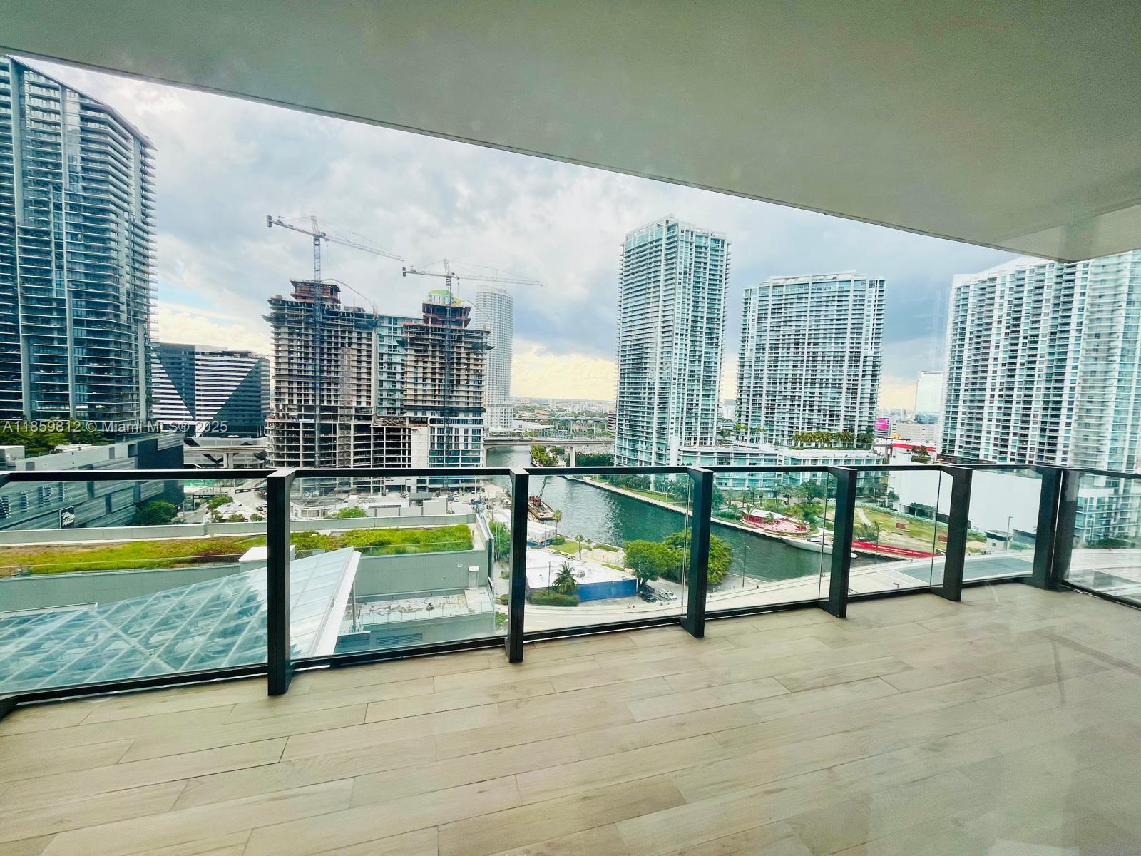 68 SE 6th St #1212, Miami FL 33131