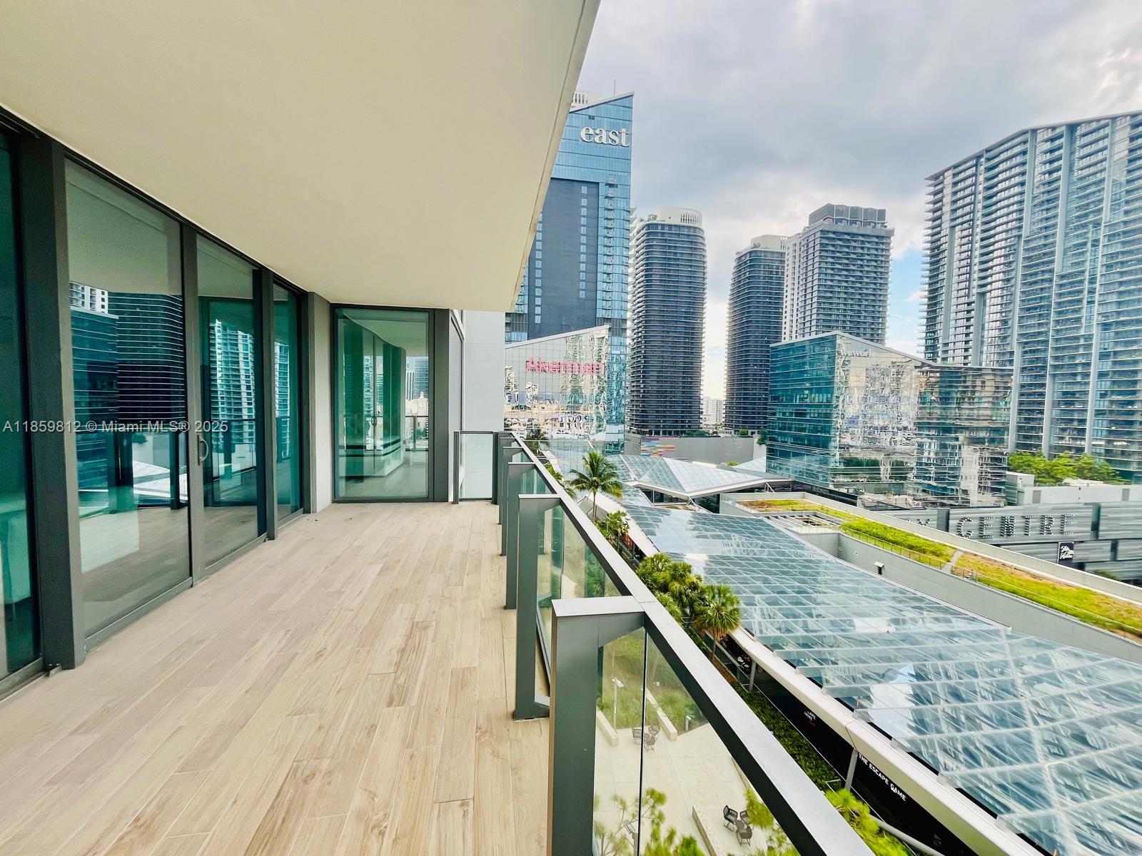 68 SE 6th St #1212, Miami FL 33131