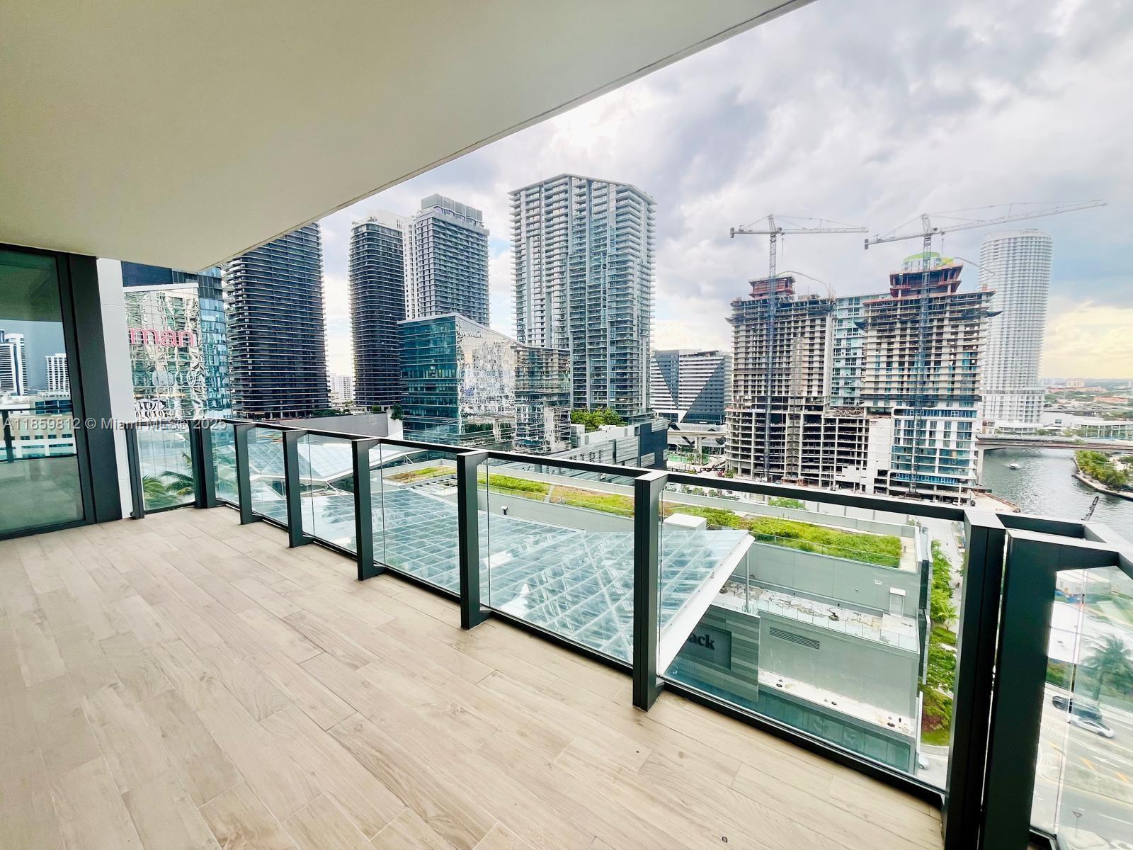 68 SE 6th St #1212, Miami FL 33131