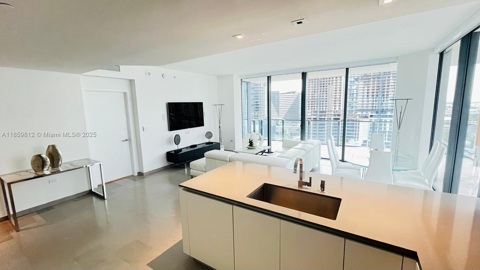 68 SE 6th St #1212, Miami FL 33131