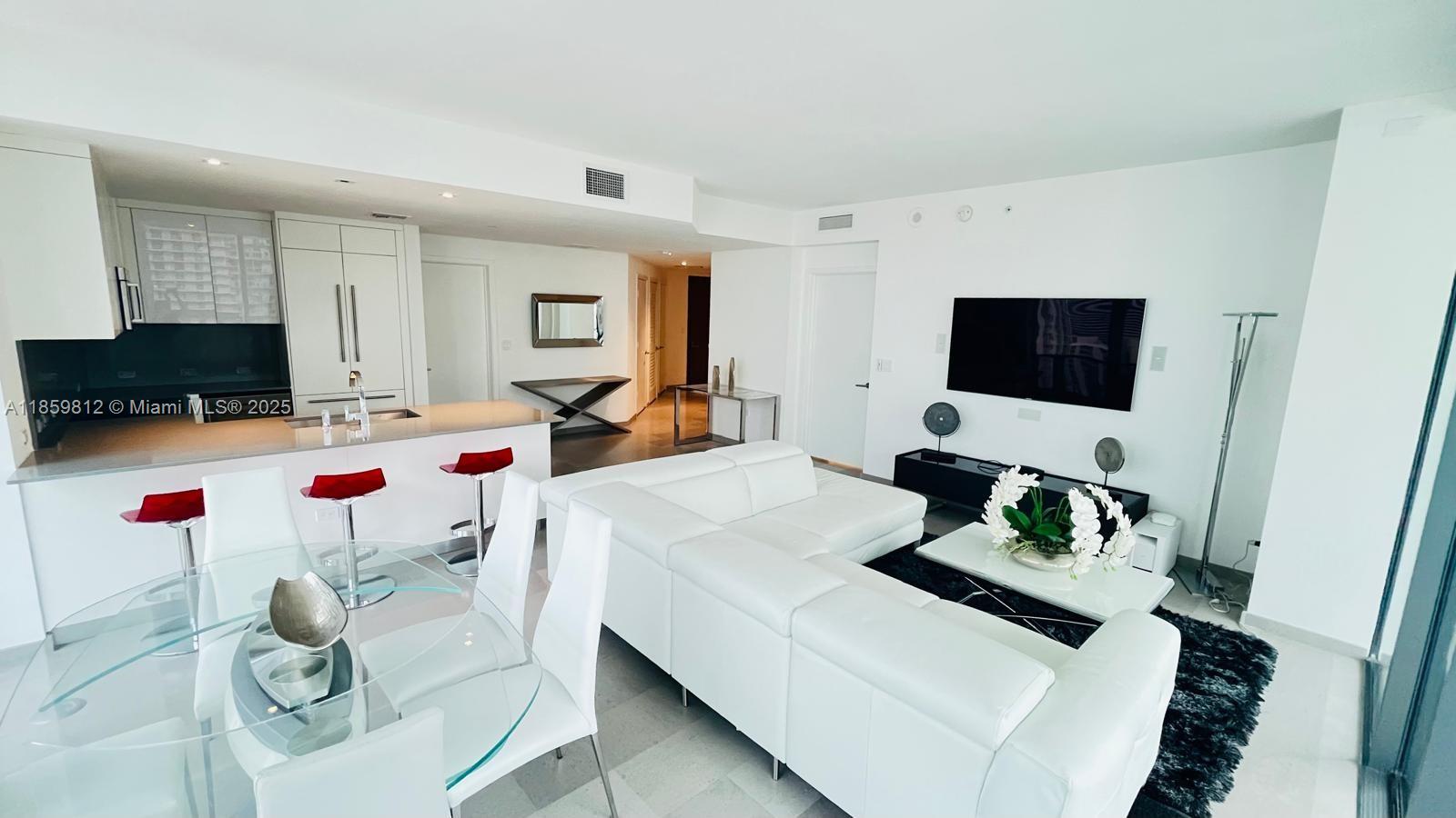 68 SE 6th St #1212, Miami FL 33131