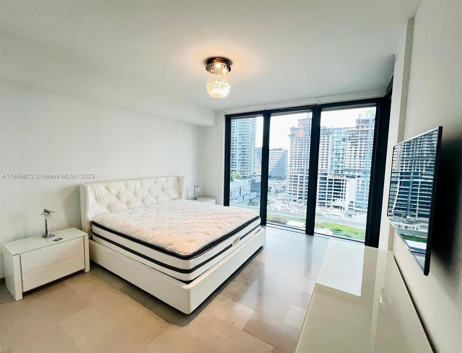 68 SE 6th St #1212, Miami FL 33131