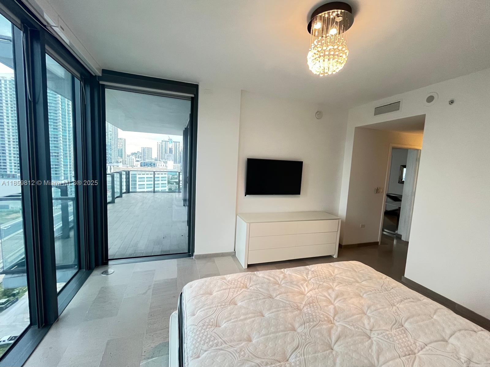 68 SE 6th St #1212, Miami FL 33131
