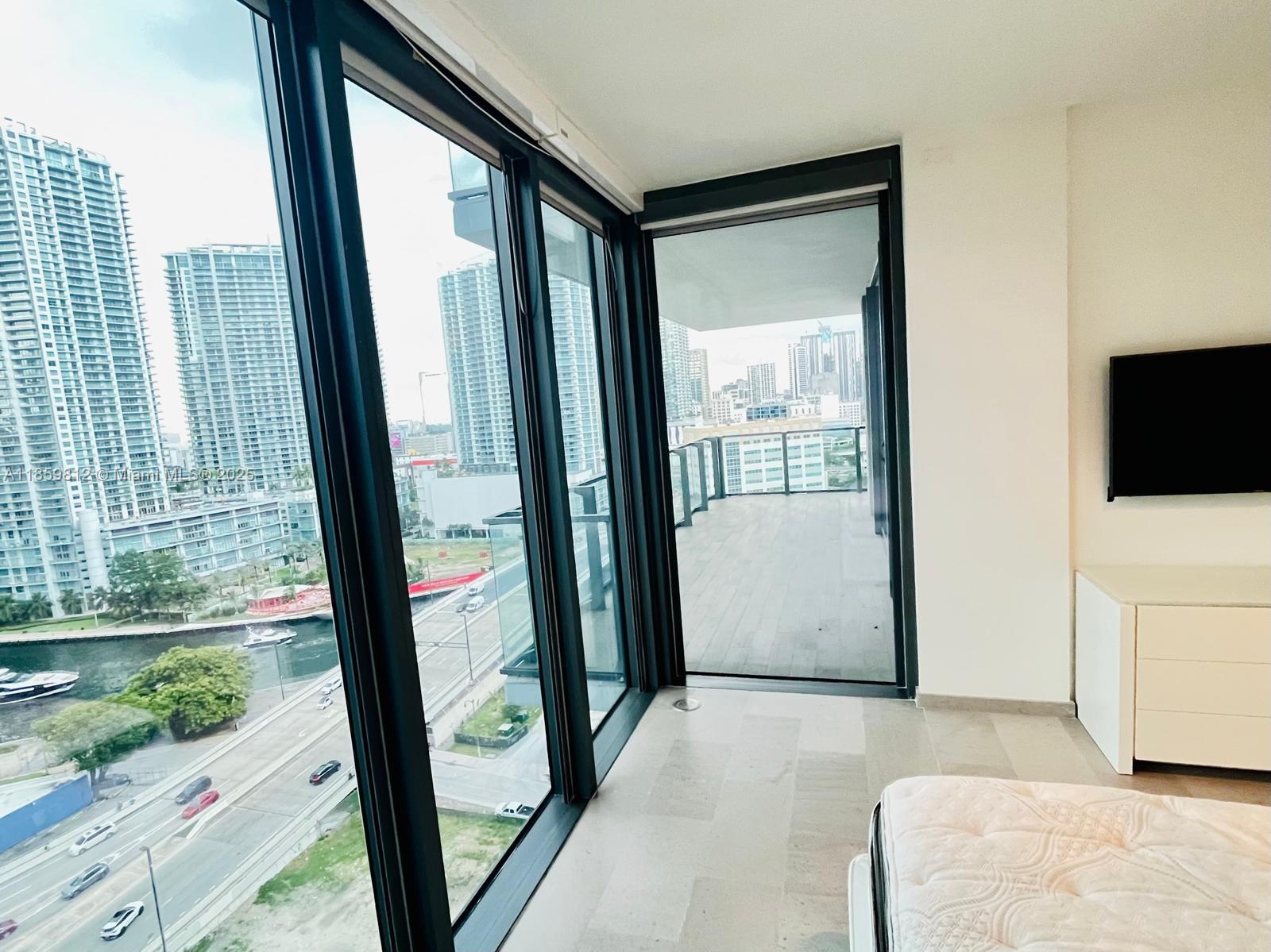 68 SE 6th St #1212, Miami FL 33131