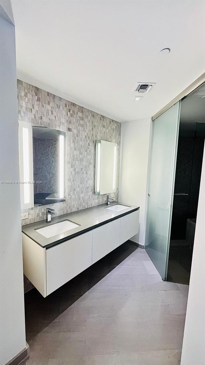 68 SE 6th St #1212, Miami FL 33131