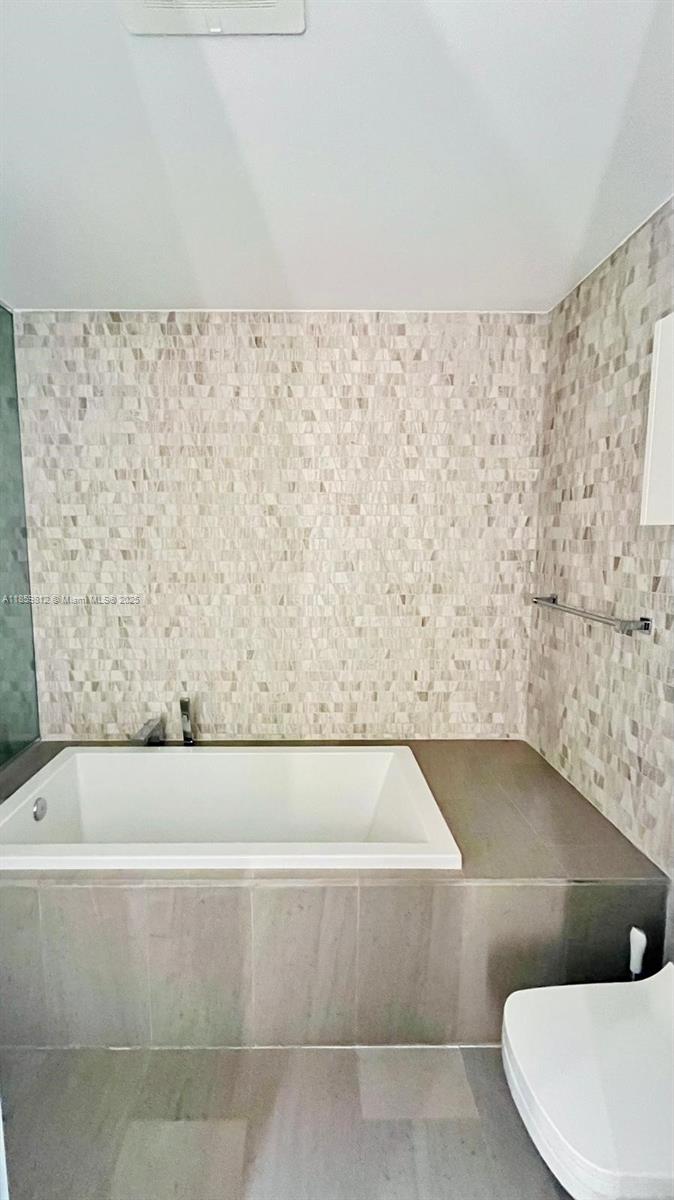 68 SE 6th St #1212, Miami FL 33131