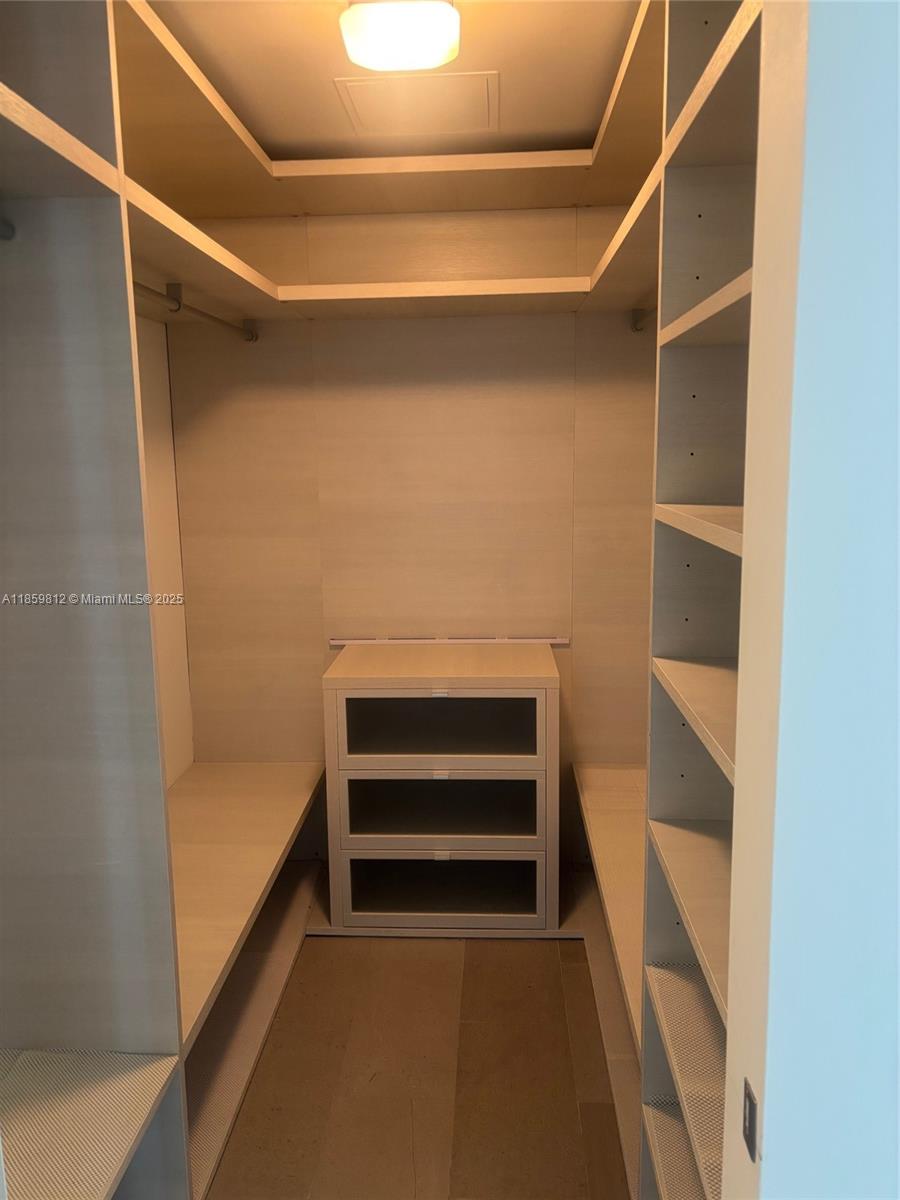 68 SE 6th St #1212, Miami FL 33131