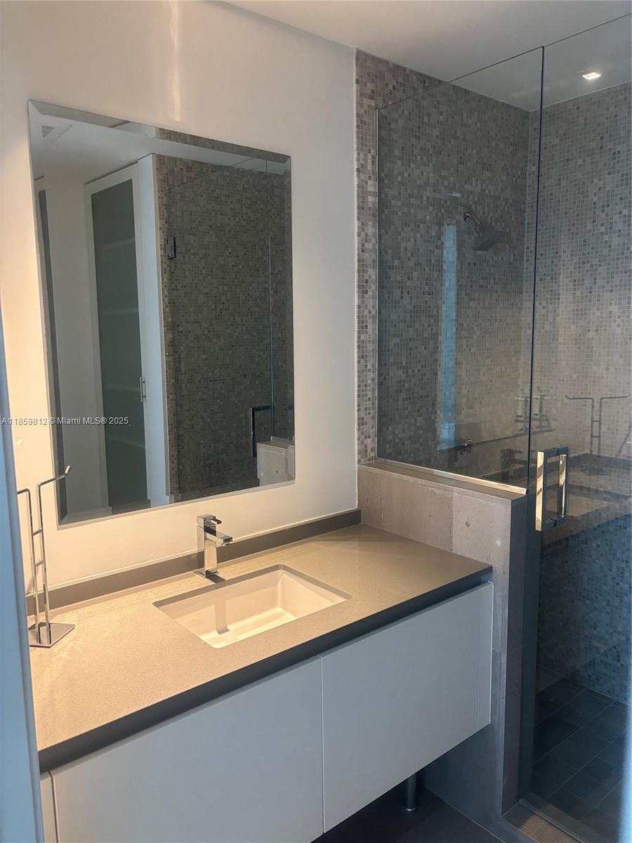 68 SE 6th St #1212, Miami FL 33131