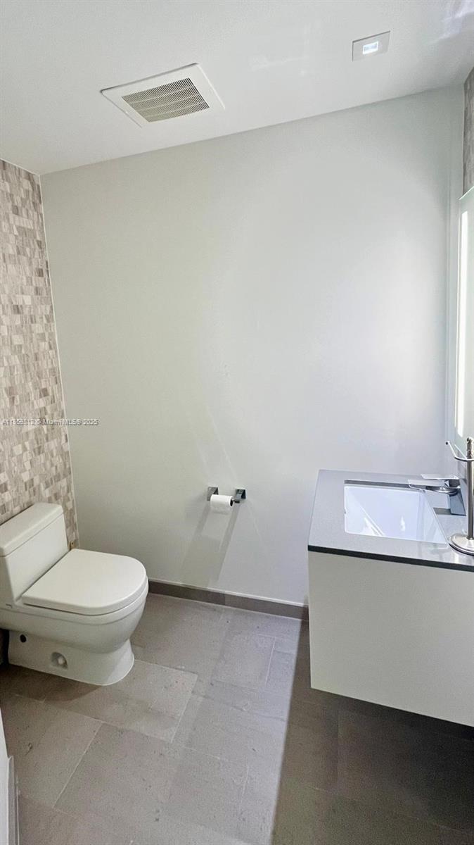 68 SE 6th St #1212, Miami FL 33131