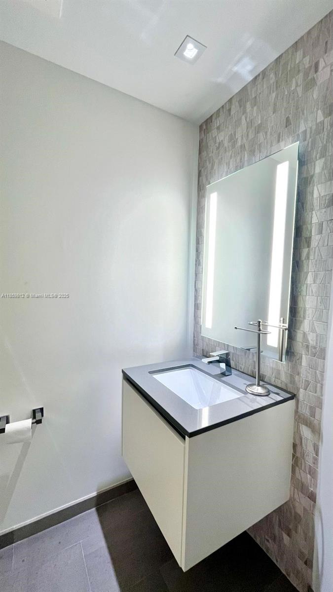 68 SE 6th St #1212, Miami FL 33131