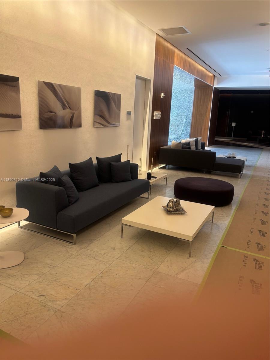 68 SE 6th St #1212, Miami FL 33131