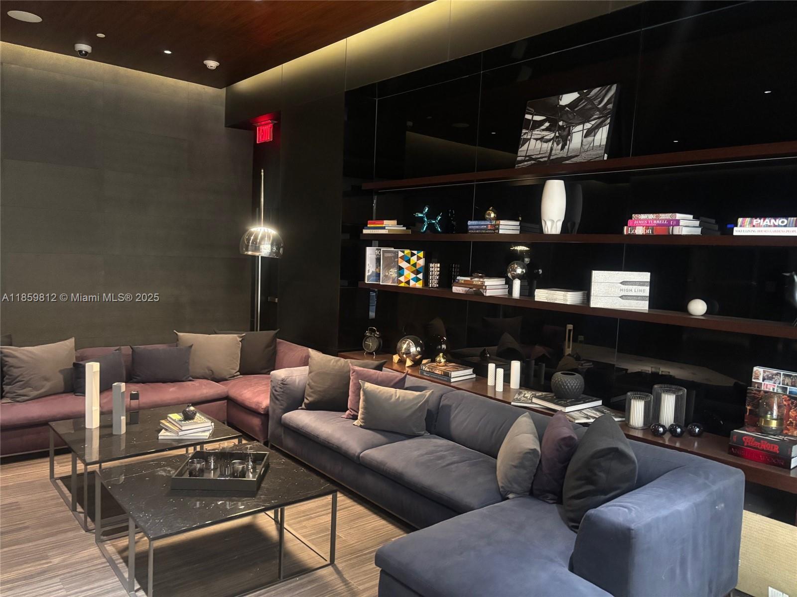 68 SE 6th St #1212, Miami FL 33131