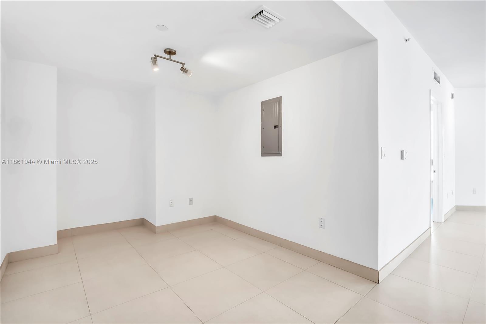 350 S Miami Ave #2105, Miami FL 33130