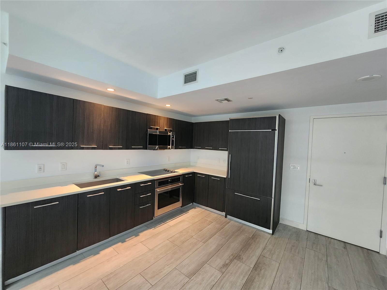 55 SW 9th St #1402, Miami FL 33130