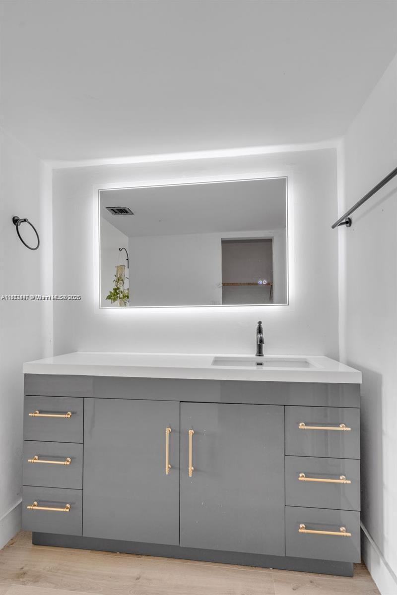6900 Bay Dr #11F, Miami Beach FL 33141