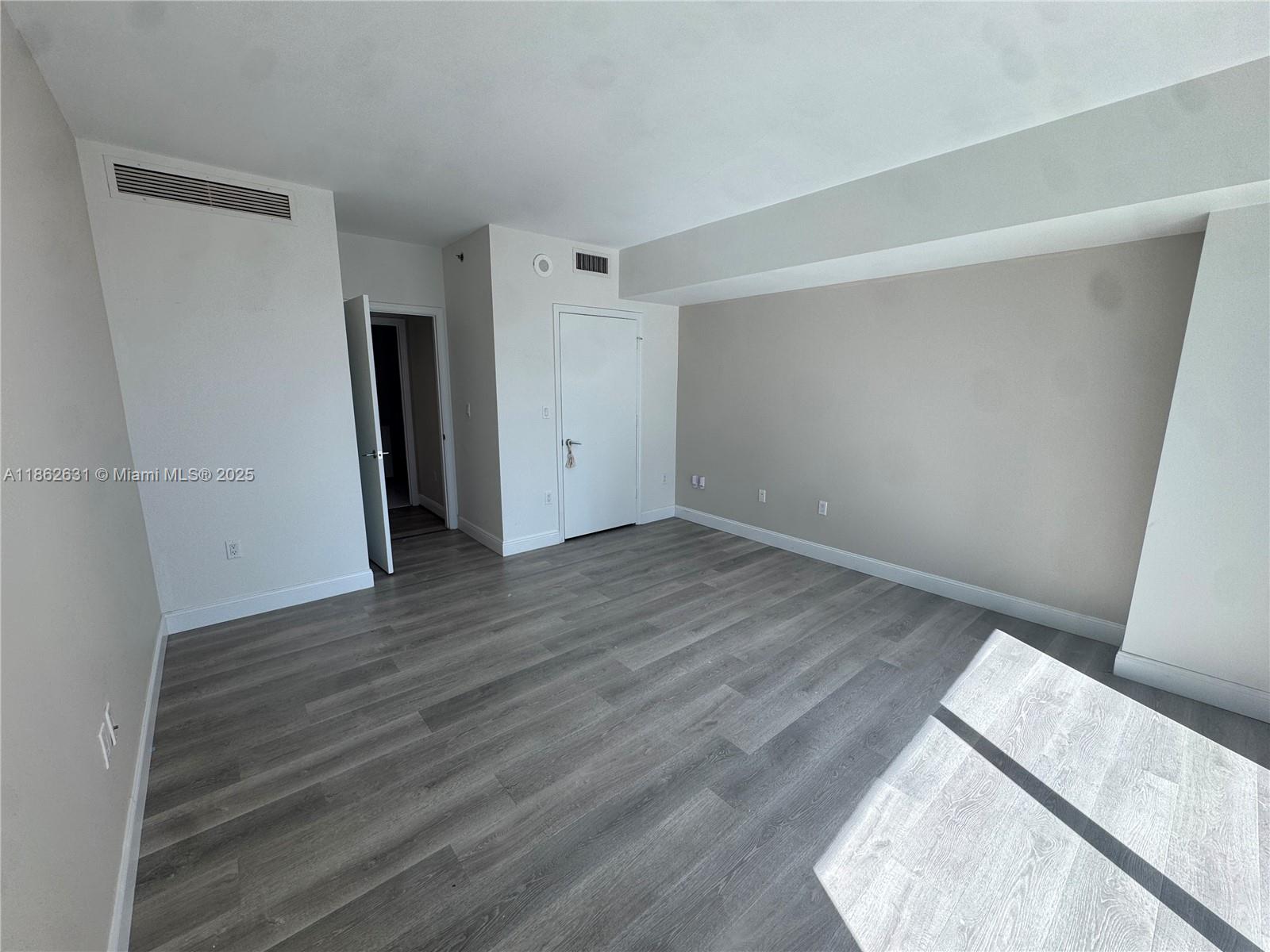 55 SE 6th St #3004, Miami FL 33131