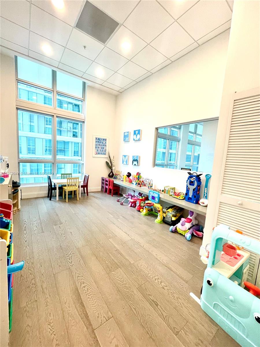 300 S Biscayne Blvd #T-1803, Miami FL 33131