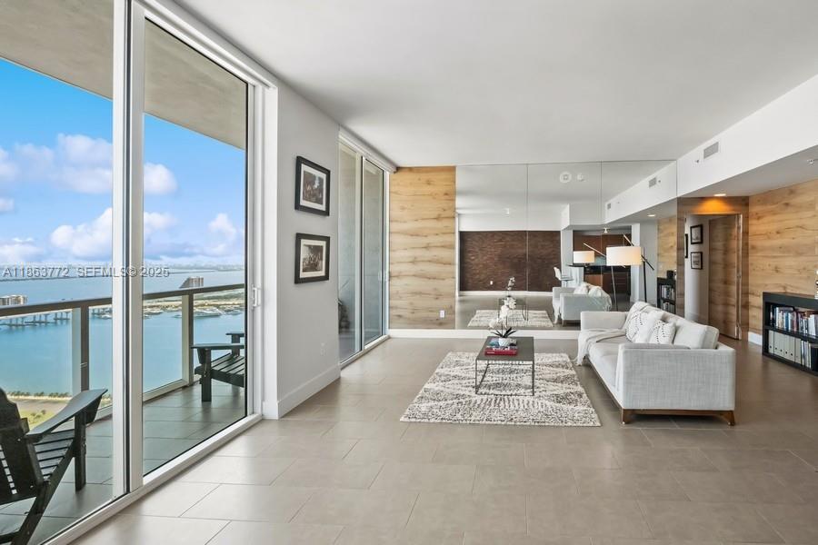 244 Biscayne Blvd #4704, Miami FL 33132
