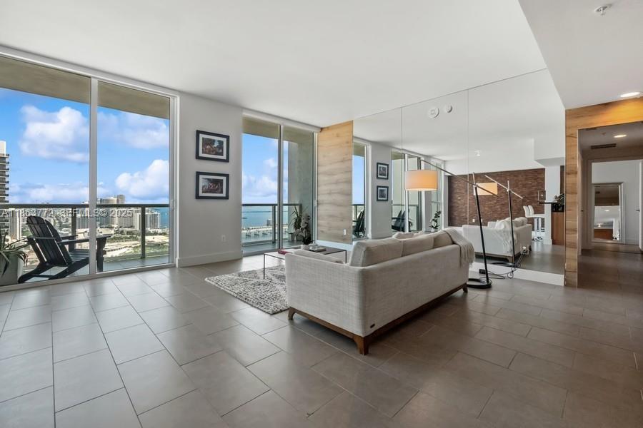 244 Biscayne Blvd #4704, Miami FL 33132