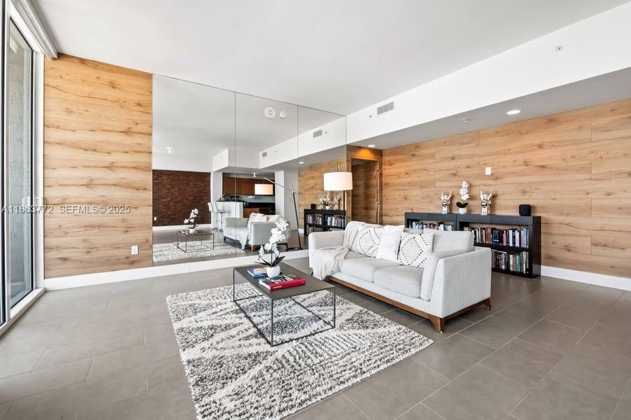 244 Biscayne Blvd #4704, Miami FL 33132