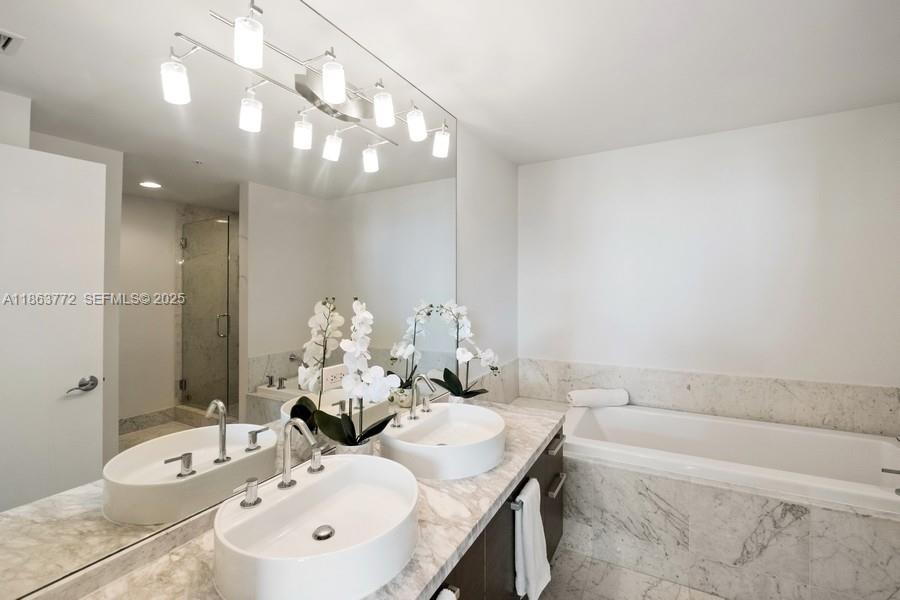 244 Biscayne Blvd #4704, Miami FL 33132
